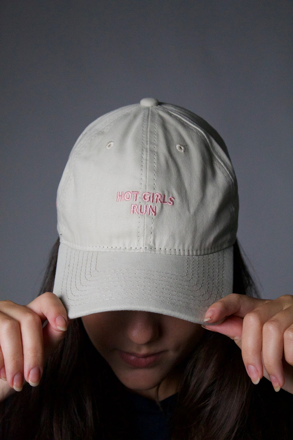 Boné Hot Girls Run "Off White"